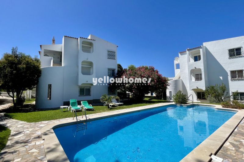 Encantador T2 no primeiro andar com piscina e jardim em Quarteira
